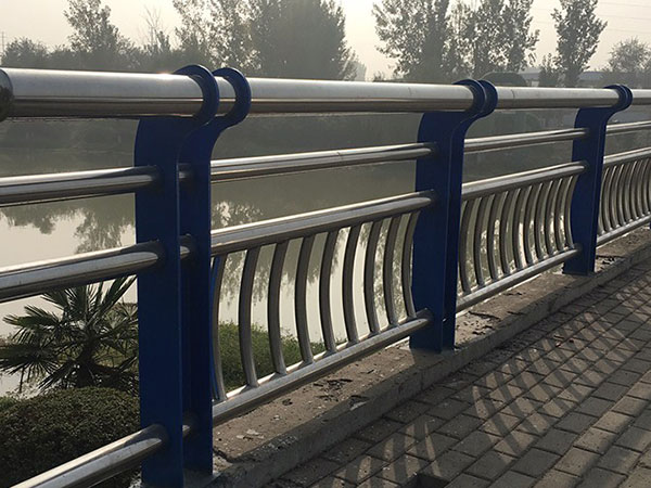 桥梁防撞护栏